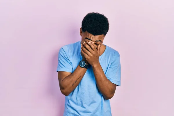 하늘색 티셔츠를 울면서 손으로 얼굴을 아프리카 미국인 우울증 — 스톡 사진