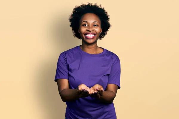 Африканська Американка Волоссям Афроамериканського Кольору Одягнена Звичайну Фіолетову Футболку Посміхається — стокове фото
