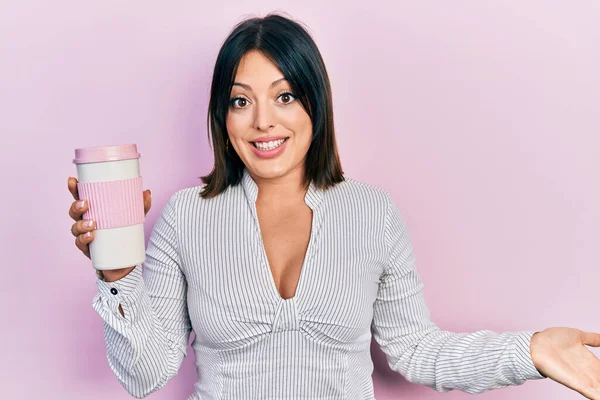 Jovem Hispânica Bebendo Uma Xícara Café Celebrando Realização Com Sorriso — Fotografia de Stock