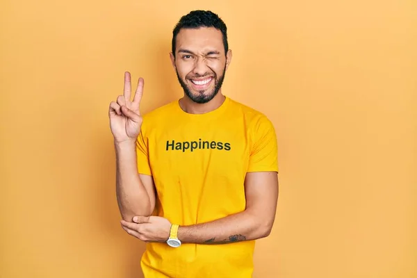Hispanischer Mann Mit Bart Trägt Shirt Mit Glückwunschbotschaft Lächelt Mit — Stockfoto