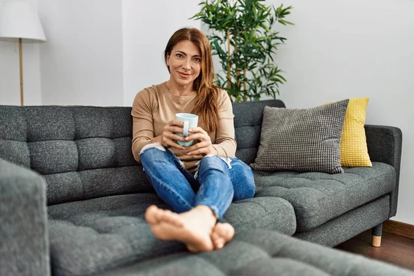 Mujer Caucásica Mediana Edad Tomando Café Sentado Sofá Casa — Foto de Stock