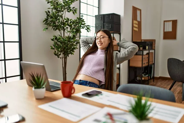 Young Chinese Businesswoman Smiling Happy Relaxing Hands Head Office — Stock Photo, Image