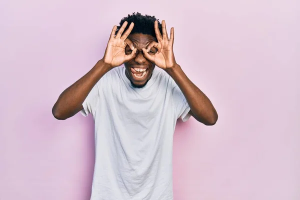 Mladý Afroameričan Obyčejné Bílé Tričku Dělá Pořádku Gesto Jako Dalekohled — Stock fotografie