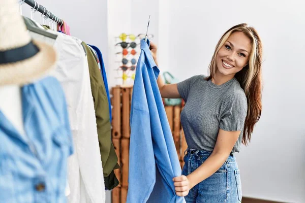 Młody Kaukaski Klient Kobieta Uśmiecha Szczęśliwy Wybierając Ubrania Sklepie Odzieżowym — Zdjęcie stockowe