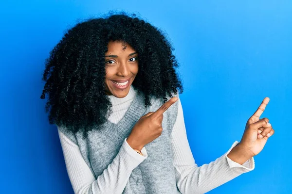 Afrikansk Amerikansk Kvinna Med Afro Hår Bär Casual Vinter Tröja — Stockfoto
