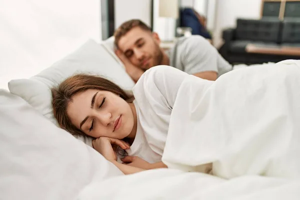 Jung Kaukasisch Pärchen Schlafen Auf Bett Bei Zuhause — Stockfoto