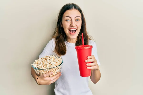 Ung Brunett Kvinna Äter Popcorn Och Dricka Läsk Firar Galen — Stockfoto