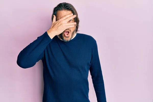 Homem Bonito Meia Idade Vestindo Roupas Casuais Espreitando Choque Cobrindo — Fotografia de Stock