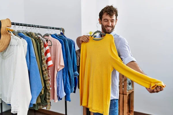 Jeune Homme Client Hispanique Souriant Heureux Choisir Des Vêtements Magasin — Photo