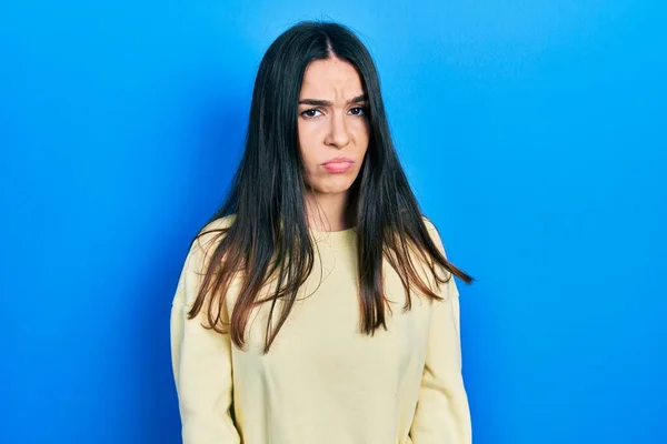 Ung Brunett Kvinna Bär Casual Sweatshirt Deprimerad Och Oroa Sig — Stockfoto