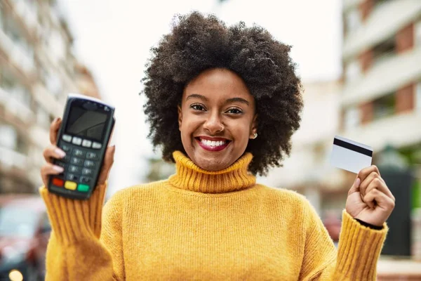 Chica Afroamericana Joven Sosteniendo Tarjeta Crédito Teléfono Datos Ciudad —  Fotos de Stock