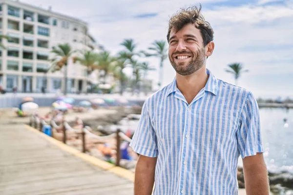 Ung Latinamerikansk Man Ler Lycklig Stående Stranden — Stockfoto