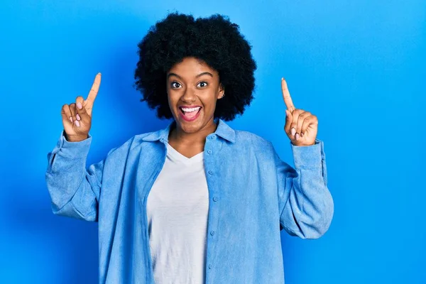 Jovem Afro Americana Vestindo Roupas Casuais Sorrindo Surpreso Surpreso Apontando — Fotografia de Stock