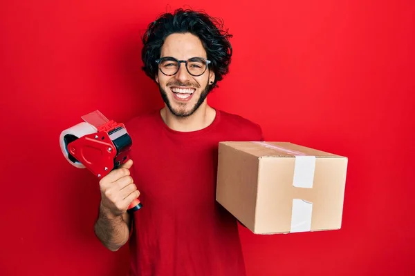 Bonito Hispânico Homem Segurando Fita Adesiva Caixa Papelão Sorrindo Rindo — Fotografia de Stock
