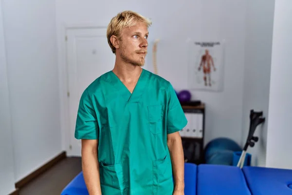 Fizyoterapist Üniforması Giyen Genç Bir Adam Klinikte Durmuş Kendine Güveni — Stok fotoğraf