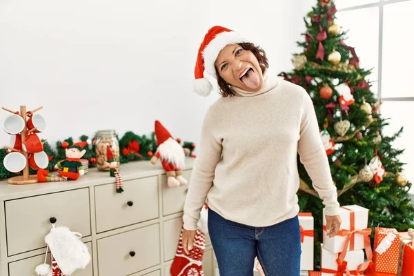 Donna Ispanica Mezza Età Piedi Vicino All Albero Natale Che — Foto Stock