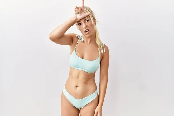 Joven Mujer Caucásica Usando Bikini Sobre Fondo Aislado Burlándose Gente — Foto de Stock