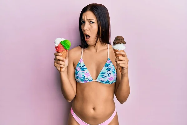 Giovane Donna Latina Bikini Con Gelati Faccia Shock Scettica Sarcastica — Foto Stock