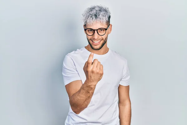 Modern Boyalı Saçlı Beyaz Tişörtlü Gözlüklü Genç Spanyol Adam Seni — Stok fotoğraf