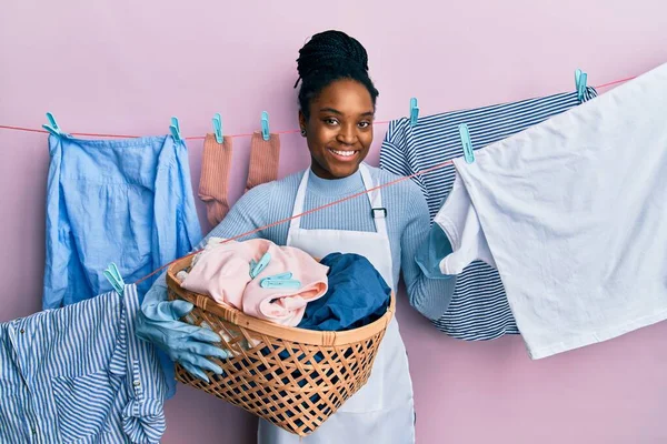 Mujer Afroamericana Con Cabello Trenzado Haciendo Lavandería Sosteniendo Canasta Mimbre —  Fotos de Stock