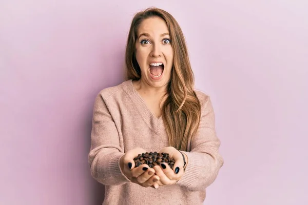 Giovane Donna Bionda Che Tiene Chicchi Caffè Con Mani Che — Foto Stock