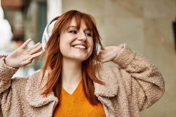 Chica Pelirroja Joven Sonriendo Feliz Usando Auriculares Ciudad —  Fotos de Stock