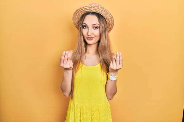 Ung Blond Flicka Bär Sommar Hatt Gör Pengar Gest Med — Stockfoto