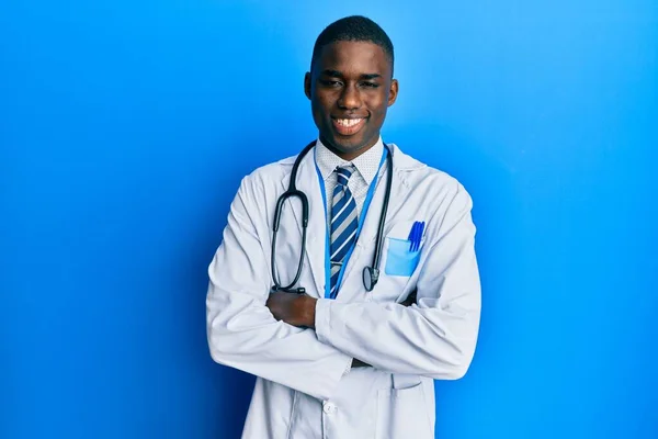 Jovem Afro Americano Vestindo Uniforme Médico Rosto Feliz Sorrindo Com — Fotografia de Stock