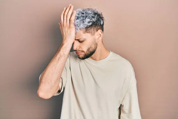 Ung Latinamerikansk Man Med Modernt Färgat Hår Bär Casual Skjorta — Stockfoto