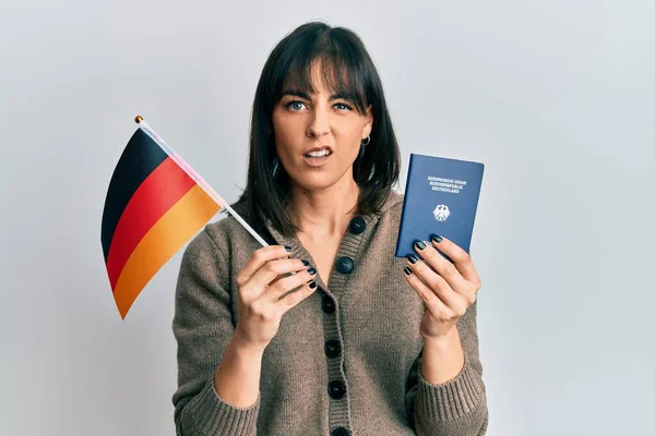 Ung Latinamerikansk Kvinna Med Tyska Flagga Och Pass Ledtrådar Och — Stockfoto