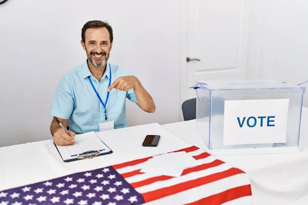 Homem Meia Idade Com Barba Eleição Política Sentado Por Cédula — Fotografia de Stock