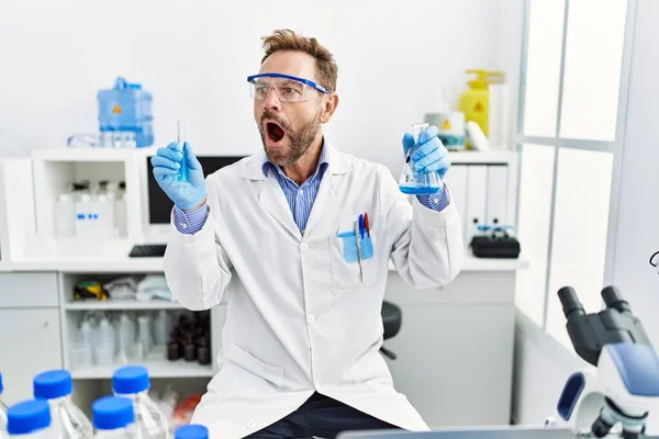 化学製品を保持している科学研究所で働いている中年の男は怒りと怒りで叫び フラストレーションと激怒しました 怒りと攻撃的な考え方 — ストック写真