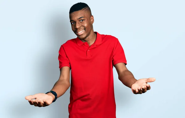 Gündelik Kırmızı Tişört Giyen Afro Amerikan Genç Adam Gülümseyerek Yardım — Stok fotoğraf