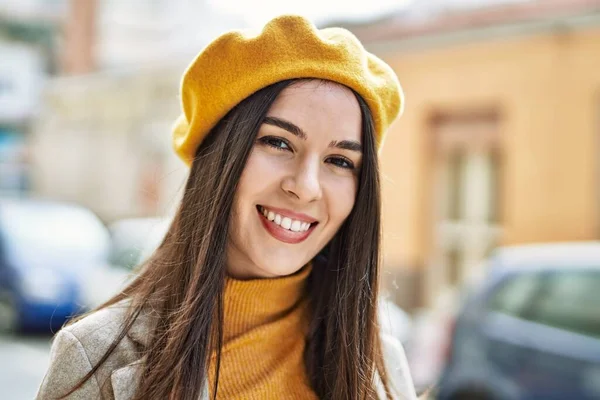 Joven Chica Hispana Sonriendo Feliz Pie Ciudad — Foto de Stock