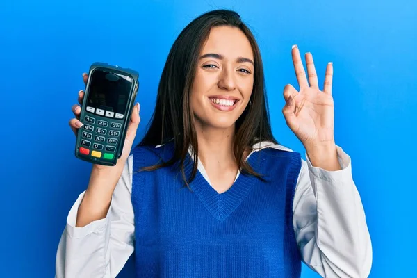 Junges Hispanisches Mädchen Mit Datafon Macht Zeichen Mit Den Fingern — Stockfoto