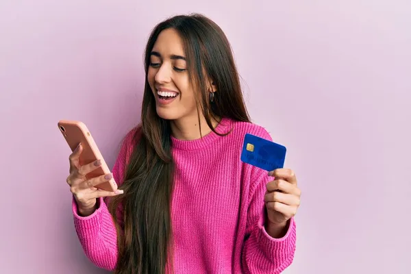 Młoda Latynoska Dziewczyna Trzyma Smartfona Kartę Kredytową Uśmiechając Się Śmiejąc — Zdjęcie stockowe