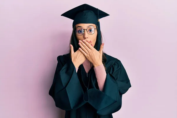 Joven Hispana Que Llevaba Gorra Graduación Bata Ceremonia Sorprendió Cubriendo —  Fotos de Stock