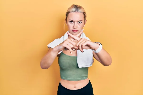 Junge Blonde Mädchen Sportbekleidung Und Handtuch Ablehnung Ausdruck Daumendrücken Tut — Stockfoto