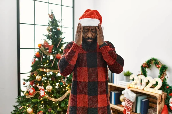 African American Man Wearing Santa Claus Hat Standing Christmas Tree — Stockfoto