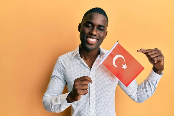 Young African American Man Holding Turkey Flag Smiling Happy Pointing — Stock Photo, Image