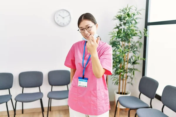 Jovem Enfermeira Asiática Sala Espera Médica Acenando Vir Aqui Gesto — Fotografia de Stock