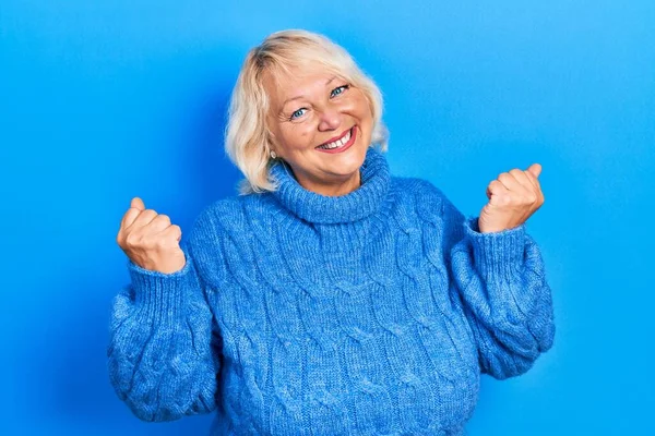 Blonde Frau Mittleren Alters Lässiger Kleidung Sehr Glücklich Und Aufgeregt — Stockfoto