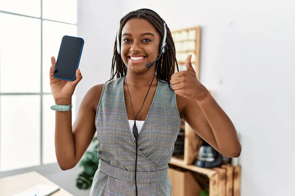 Ofiste Çalışan Afro Amerikalı Genç Bir Kadın Operatör Kulaklığı Takıyor — Stok fotoğraf