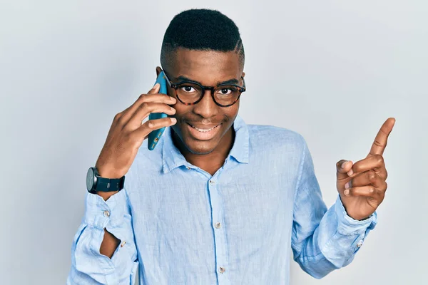 Jovem Africano Americano Homem Ter Conversa Falando Smartphone Sorrindo Feliz — Fotografia de Stock