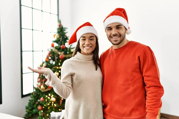 Genç Spanyol Çift Noel Ağacının Yanında Durup Mutlu Bir Şekilde — Stok fotoğraf