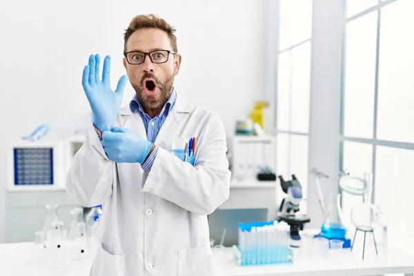 科学研究所で働く中年の男は恐怖と驚きと驚きの表情でショックを受けました 恐怖と興奮した顔 — ストック写真