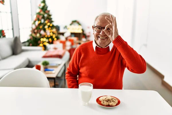 Starší Muž Šedými Vlasy Sedí Stole Sušenkami Vánočního Stromečku Šťastně — Stock fotografie