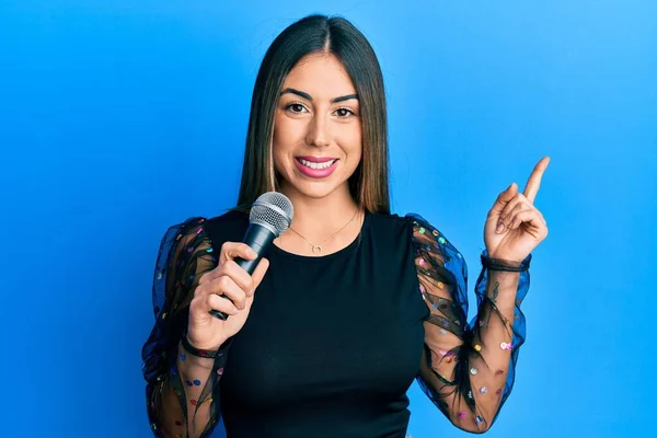 Genç Spanyol Kadın Mikrofon Kullanarak Şarkı Söylüyor Gülümsüyor Mutlu Bir — Stok fotoğraf