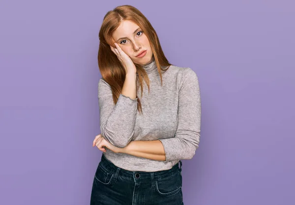 Jovem Irlandesa Vestindo Roupas Casuais Pensando Que Parece Cansado Entediado — Fotografia de Stock