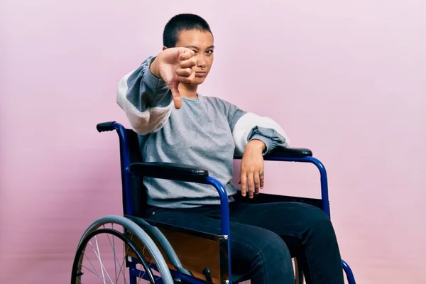 Красивая Латиноамериканка Короткими Волосами Сидящая Инвалидном Кресле Выглядящая Несчастной Злой — стоковое фото
